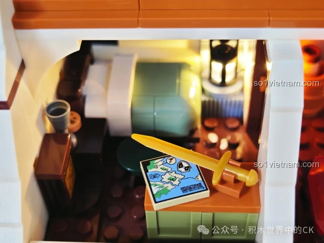 Cận cảnh chi tiết tấm bản đồ và thanh gươm vàng trên bàn làm việc trong phòng ngủ của mô hình Funwhole F9040.