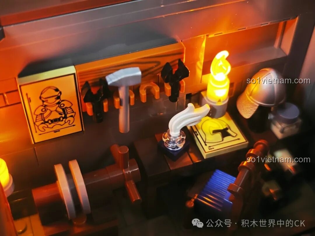 Cận cảnh bàn làm việc của thợ rèn trong mô hình Funwhole F9040, với các dụng cụ, mũ sắt và bản vẽ.