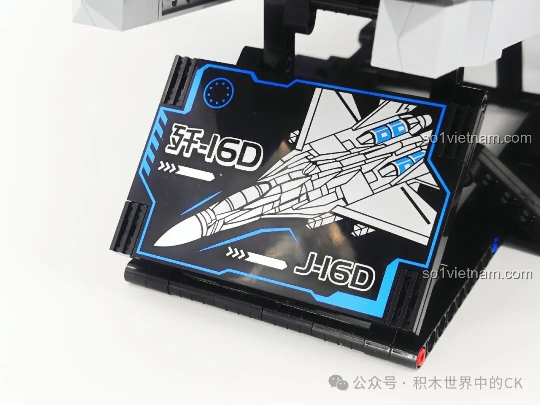Cận cảnh bảng thông tin trên đế trưng bày của mô hình J-16D, các chi tiết được in sắc nét, không phải dán decal.
