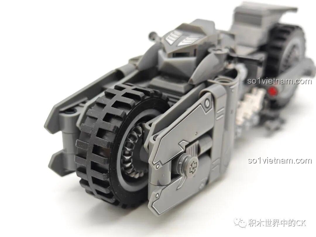 Ảnh chụp cận cảnh bánh trước và phần giáp bảo vệ của bộ lắp ráp Chiến xa hai bánh của Batman JIESTAR 58051.