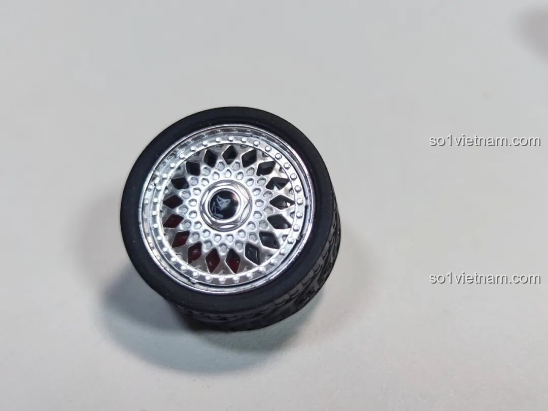 Cận cảnh một bánh xe hoàn chỉnh với lốp cao su và vành xe mạ chrome đa chấu cực đẹp.