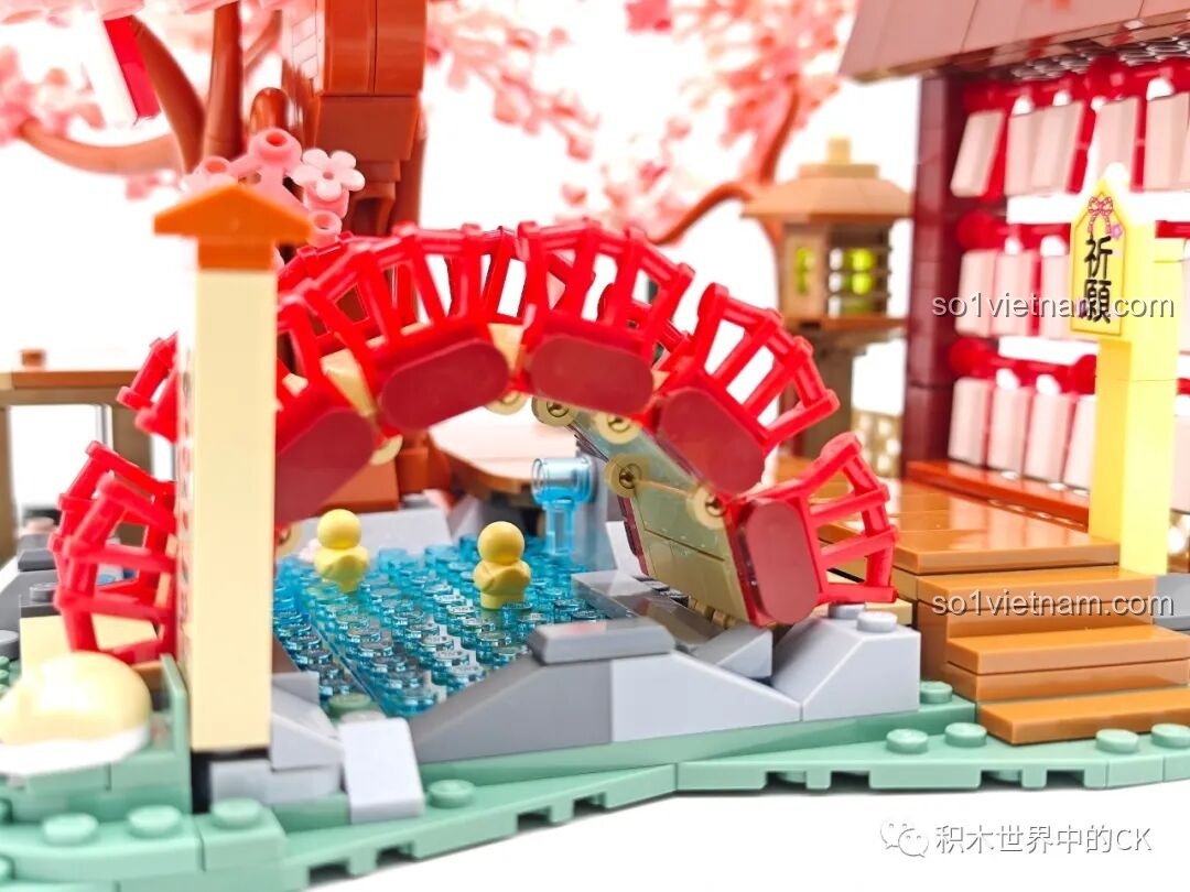 Cận cảnh bánh xe nước và khu vực cầu nguyện trong mô hình Hatsune Miku: Con Đường Hoa Anh Đào.