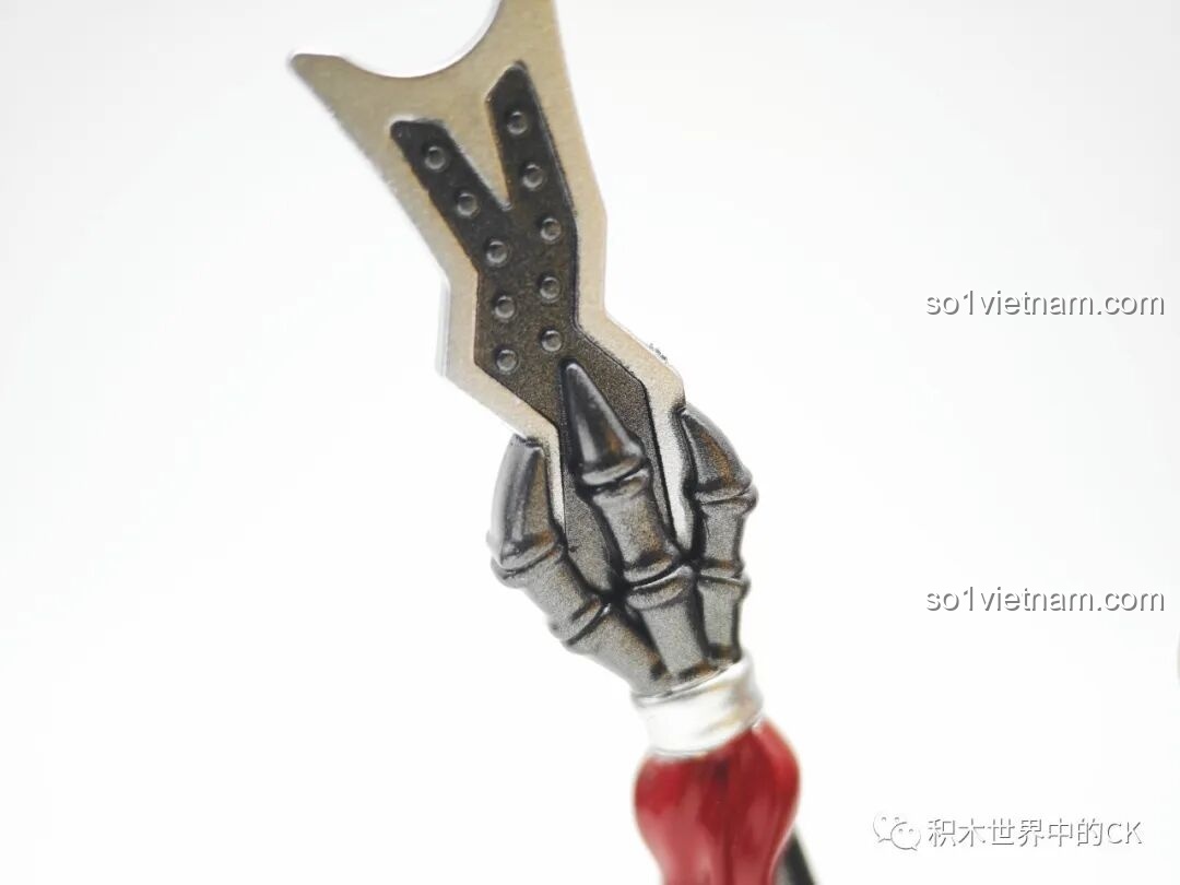 Ảnh chụp cận cảnh cây Bát Xà Mâu của Trương Phi với thiết kế độc đáo và mạnh mẽ.