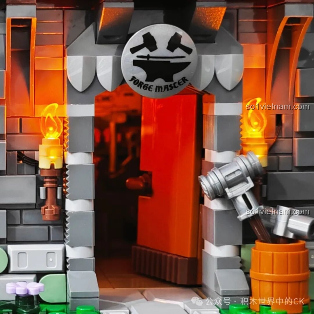 Ảnh chụp siêu cận cảnh biển hiệu 'Forge Master' phía trên cửa ra vào của xưởng rèn Funwhole F9040.