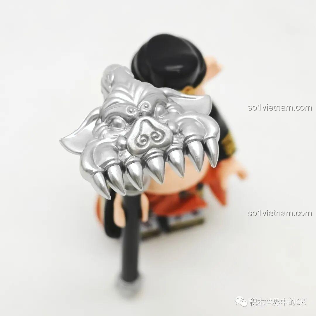 Cận cảnh cây bồ cào chín răng của Trư Bát Giới, một phụ kiện vũ khí được mạ bạc và điêu khắc chi tiết.