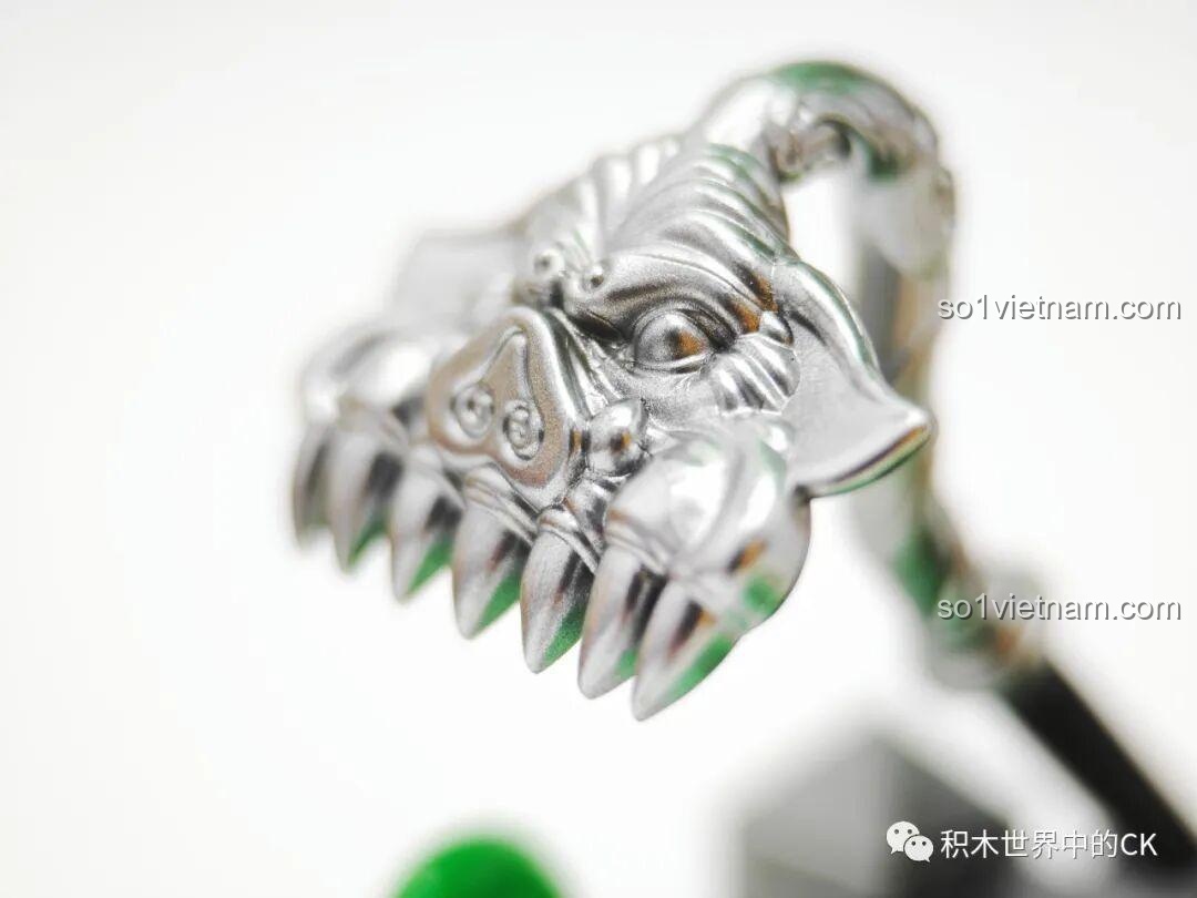 Cận cảnh chi tiết điêu khắc trên cây bồ cào chín răng của Trư Bát Giới, thể hiện sự đầu tư vào phụ kiện.