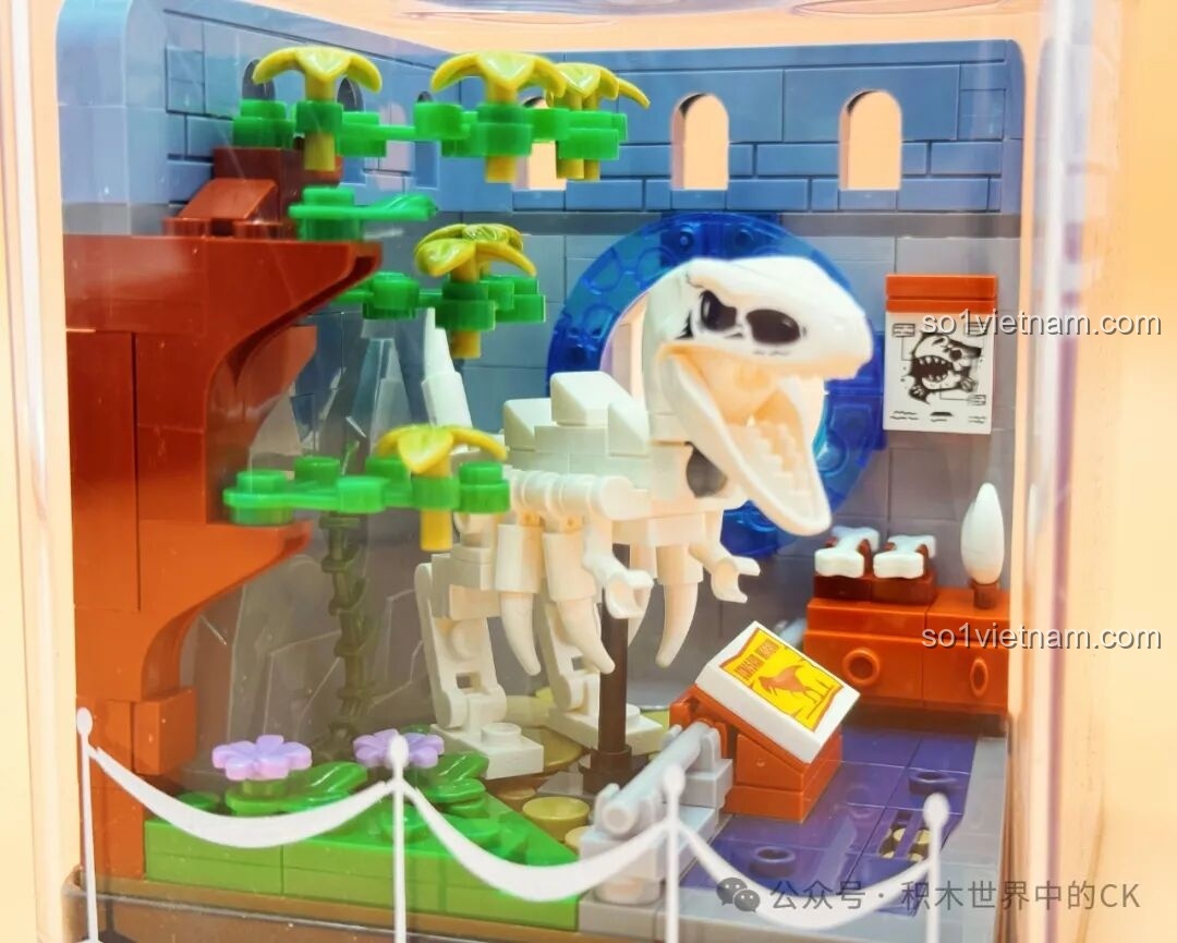 Cận cảnh bộ xương khủng long T-Rex trong mô hình ZHEGAO 971014, một trải nghiệm lắp ráp Cảnh quan công viên kỷ Jura mini thú vị.