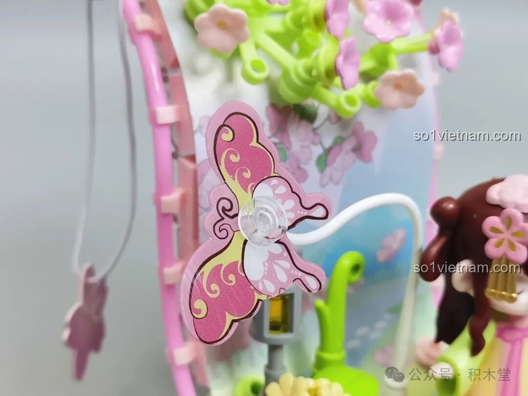 Cận cảnh chi tiết con bướm màu hồng với họa tiết tinh xảo trong bộ TOP TOY Nanci mùa Xuân.