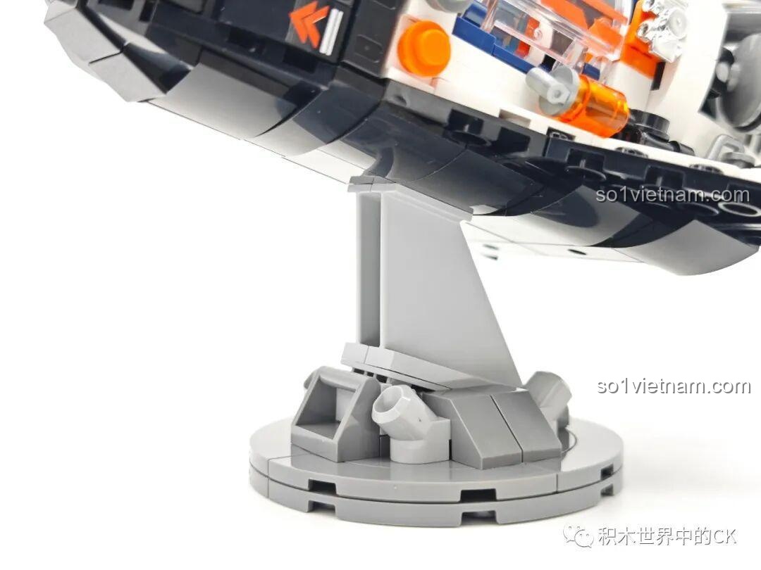 Cận cảnh buồng lái và phần mũi của tàu con thoi JAKI JK8507, với các chi tiết in và sticker sắc nét.