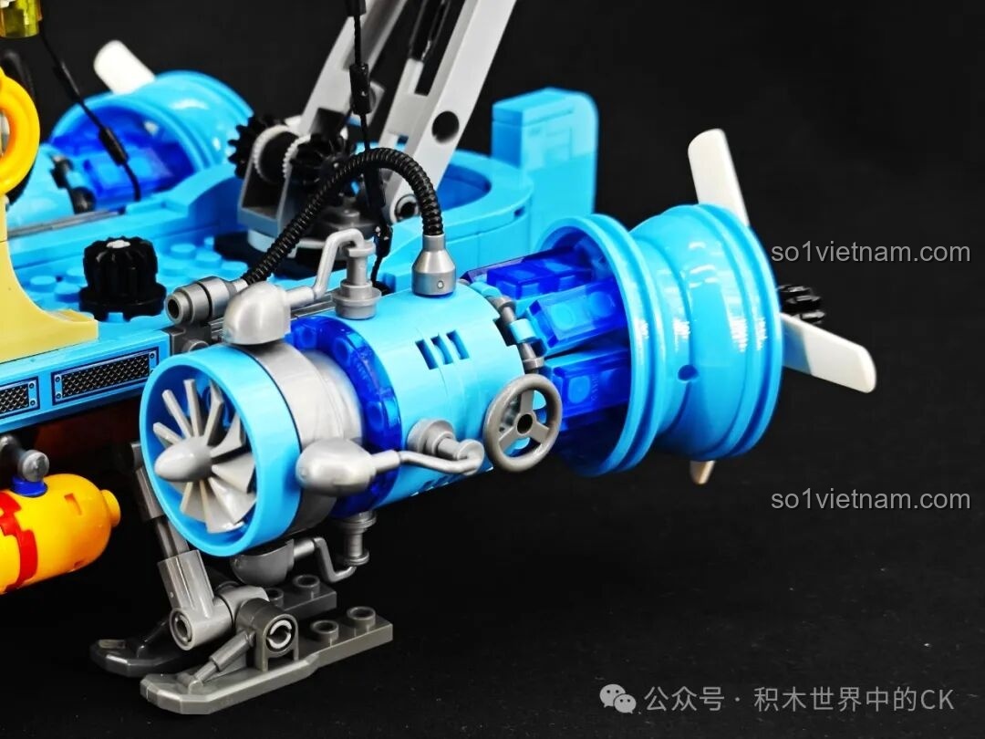 Cận cảnh cabin lái của mô hình ZHEGAO 958015 với mái đỏ, cửa sổ vàng và các chi tiết trang trí.