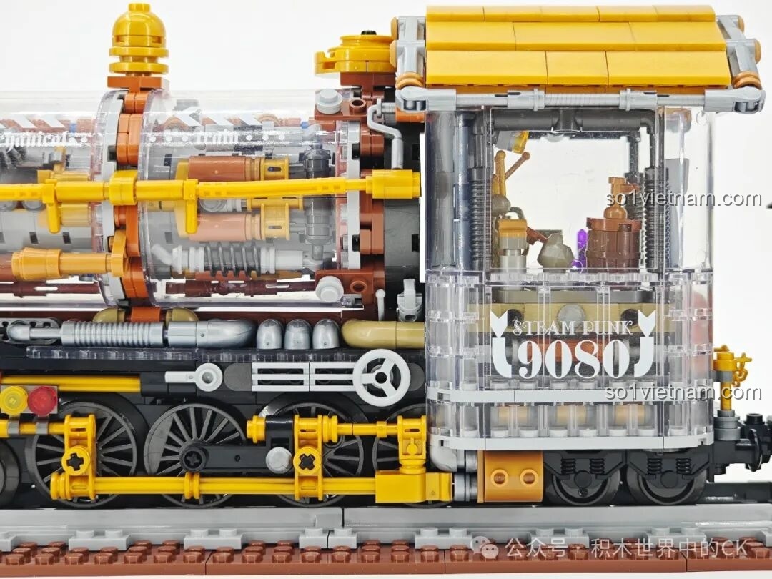 Ảnh chụp cận cảnh cabin lái của mô hình Tàu Hỏa Steampunk ZHEGAO 958016 với các chi tiết điều khiển.