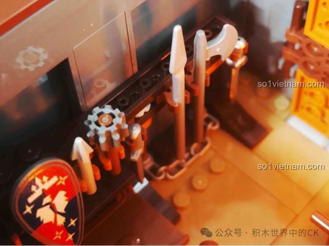 Cận cảnh các loại vũ khí khác nhau như rìu, giáo được trưng bày trong bộ lắp ghép Funwhole F9040.