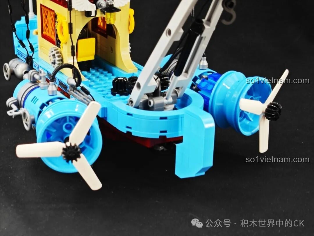 Cận cảnh chi tiết cần cẩu cơ khí trên boong tàu của mô hình lắp ráp ZHEGAO 958015.