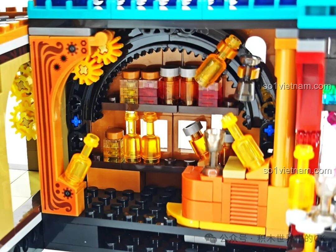 Cận cảnh những chai rượu và đồ uống được sắp xếp trên kệ trong Quán Bar Steampunk ZHEGAO 958013.