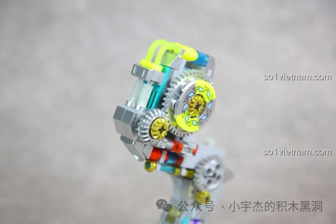 Cận cảnh chi tiết các bánh răng và đường ống trên chiếc chân cơ khí của mô hình T-Rex.