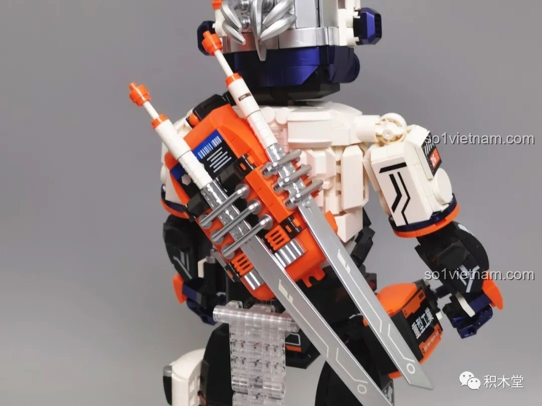 Cận cảnh phần chân của FUNIFY W9006 Chiến Binh Cơ Khí ZENN với thiết kế bất đối xứng và các chi tiết in sẵn, thể hiện phong cách thời trang Cyberpunk độc đáo.