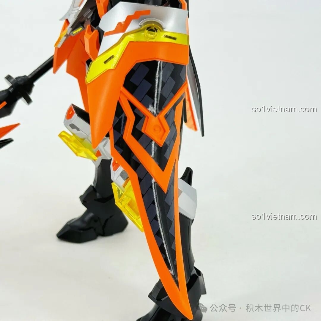 Cận cảnh phần chân của mô hình Mecha Triệu Vân Keeppley 78032, với các chi tiết giáp và khớp gối.