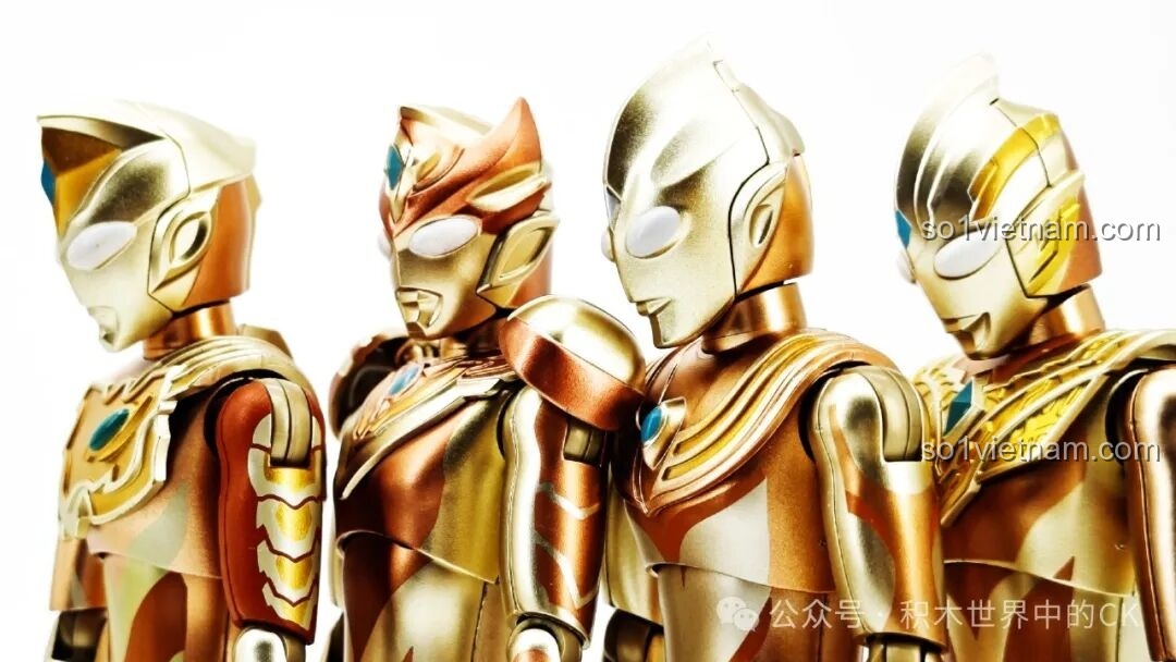 Ảnh chụp cận cảnh chi tiết phần đầu của các figure đồ chơi mô hình Ultraman Decker Golden và các nhân vật khác.