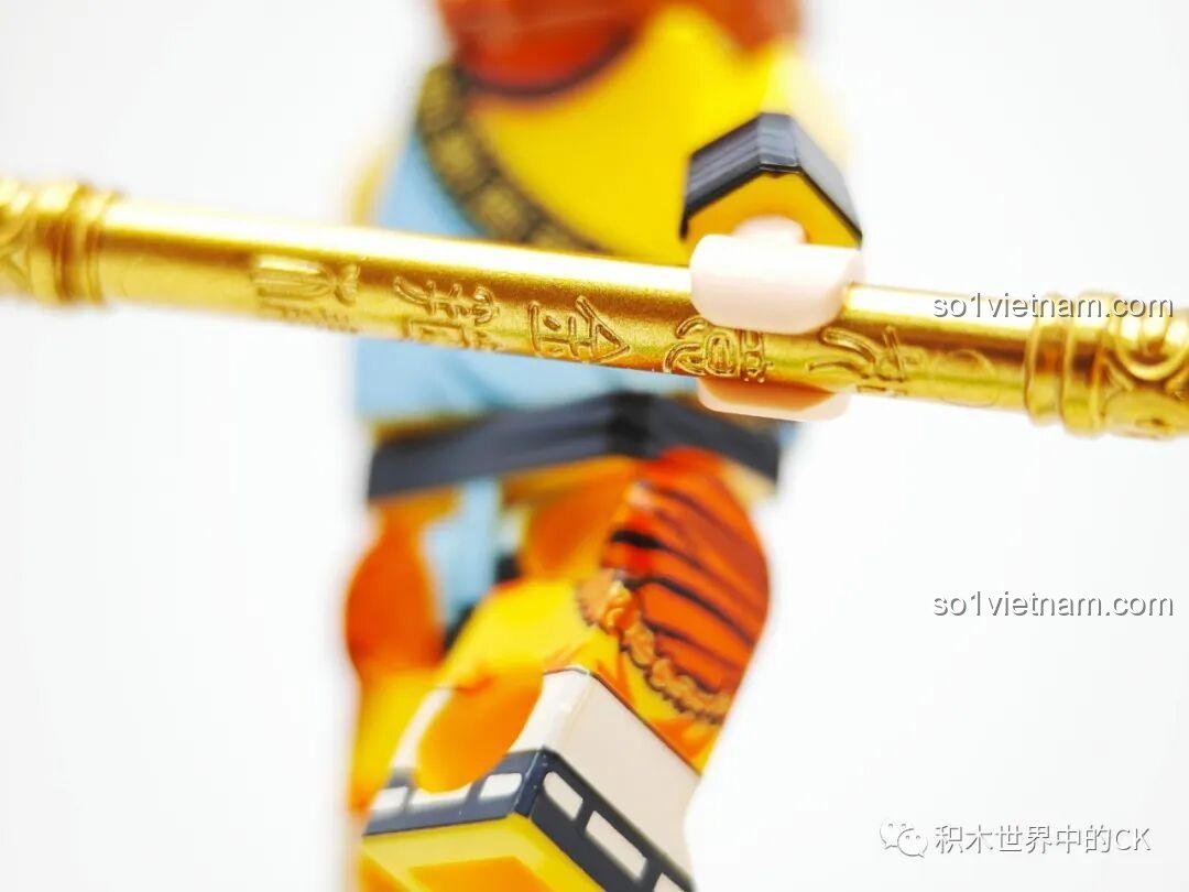 Cận cảnh chi tiết in họa tiết da hổ trên chân của minifigure Tôn Ngộ Không, thể hiện sự tỉ mỉ.