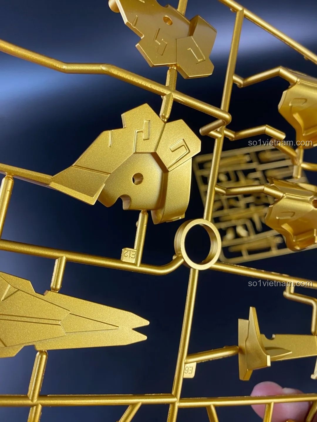 Cận cảnh chi tiết mạ vàng kim của mô hình Tôn Ngộ Không, bề mặt mịn, phản chiếu ánh sáng tốt, không có lỗi.