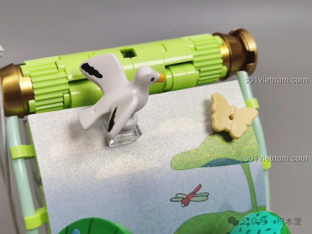 Cận cảnh chi tiết chim trắng và bướm vàng trên đỉnh cuộn tranh của bộ TOP TOY Nanci mùa Hạ.