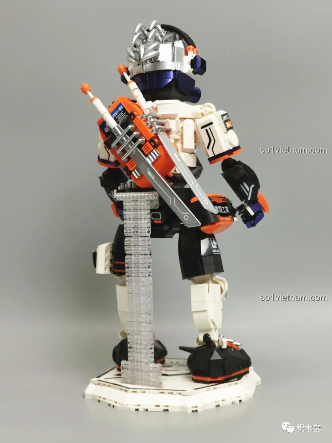 Cận cảnh phần đầu của FUNIFY W9006 Chiến Binh Cơ Khí ZENN với mặt nạ phòng độc, tai nghe và đôi mắt sắc lạnh, thể hiện phong cách Cyberpunk mạnh mẽ, thu hút bé trai.