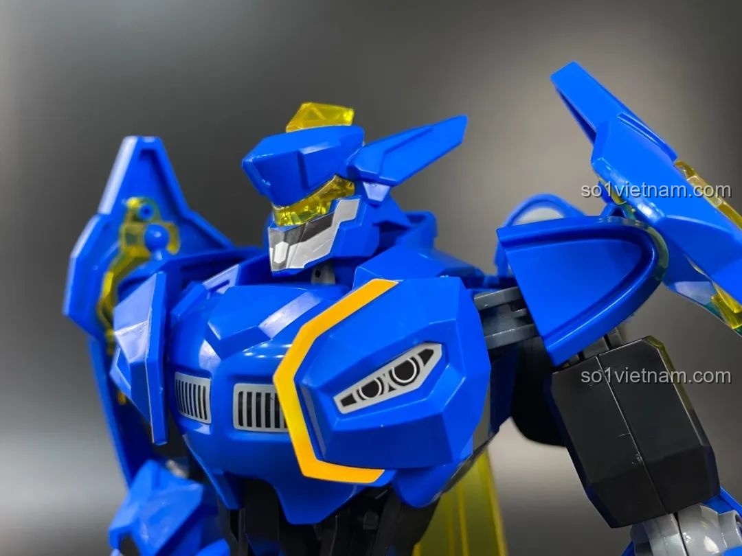 Cận cảnh phần đầu và ngực của Mecha Triệu Vân, các chi tiết đèn pha và lưới tản nhiệt được thể hiện rõ nét.