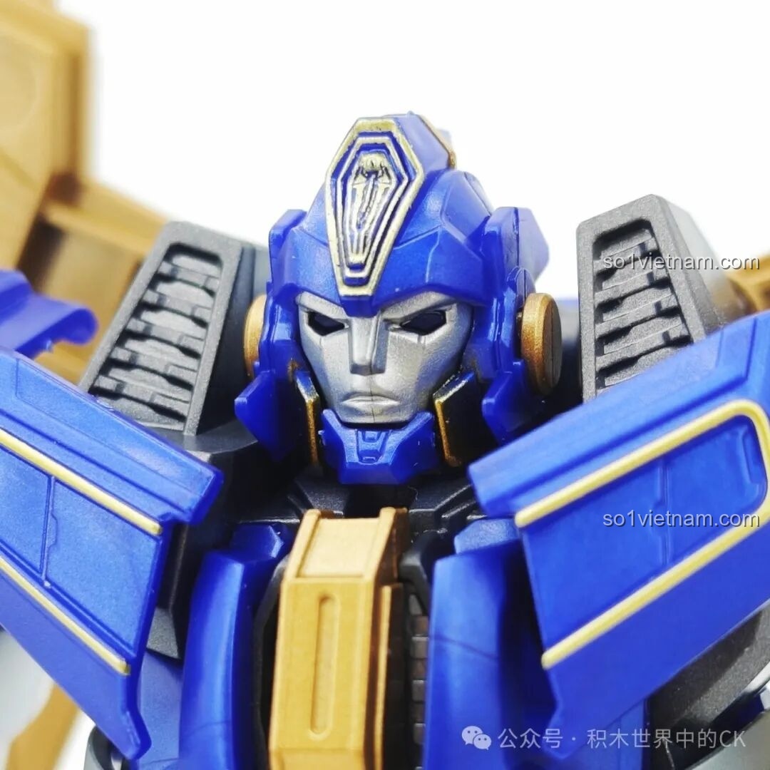 Cận cảnh chi tiết phần đầu của mô hình Blokees 71164 Sentinel Prime, khuôn mặt được điêu khắc sắc sảo và có hồn.