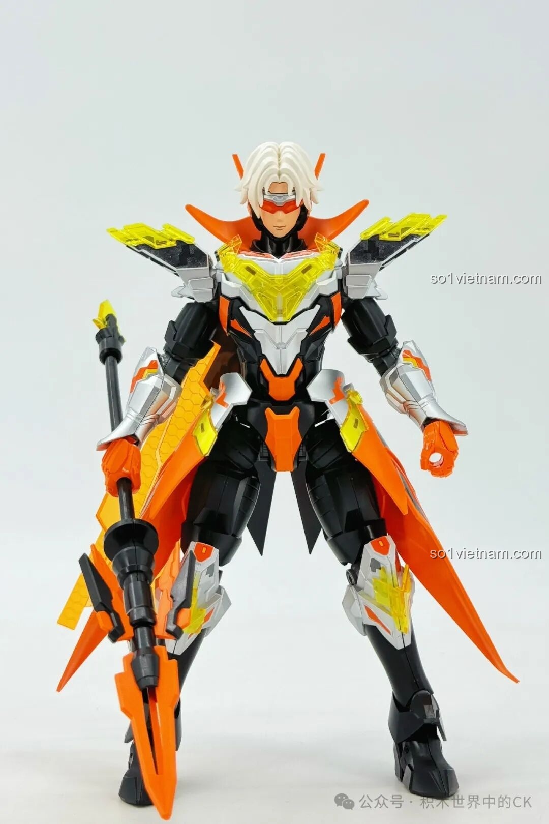 Cận cảnh phần đầu của mô hình Robot Triệu Vân Keeppley 78032, với mái tóc trắng, kính đỏ và biểu cảm sắc nét.