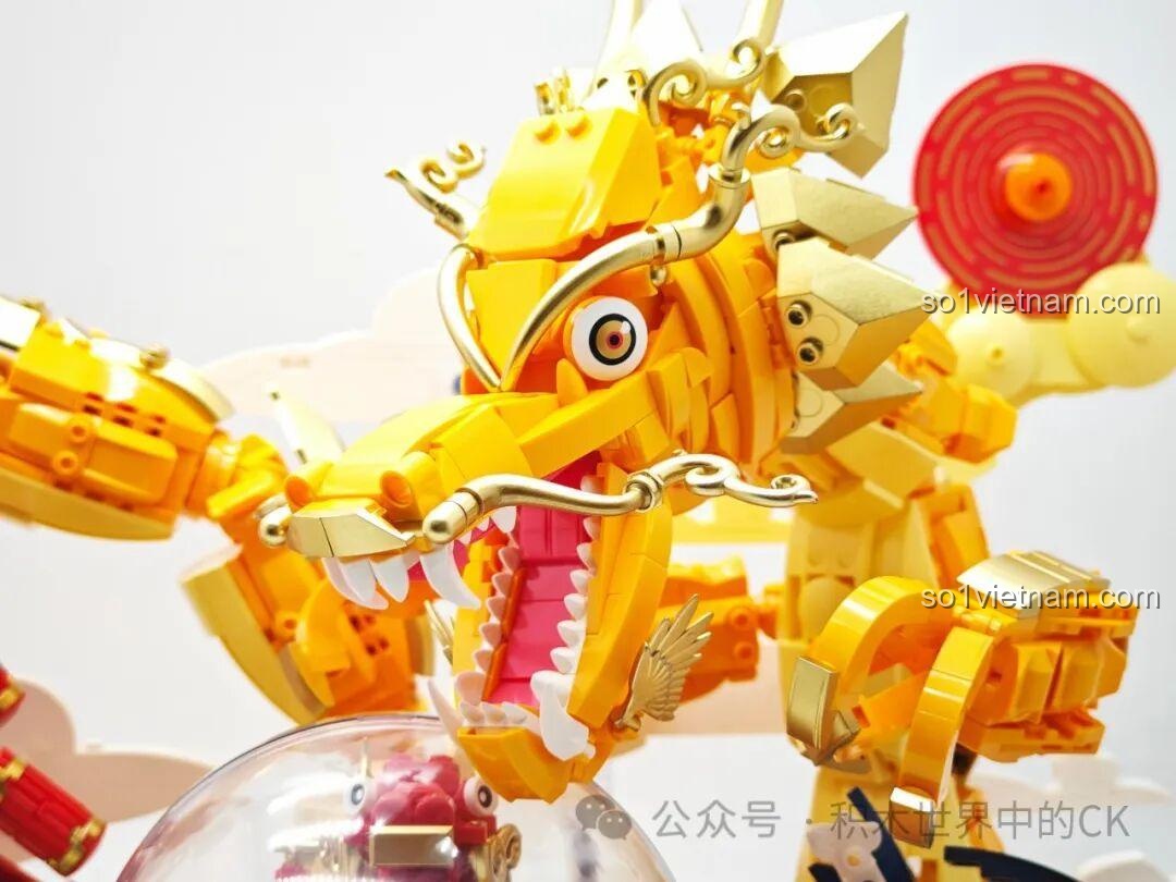 Cận cảnh đầu rồng đầy uy nghi của mô hình Keeppley K19908, với miệng mở rộng và răng sắc nhọn.