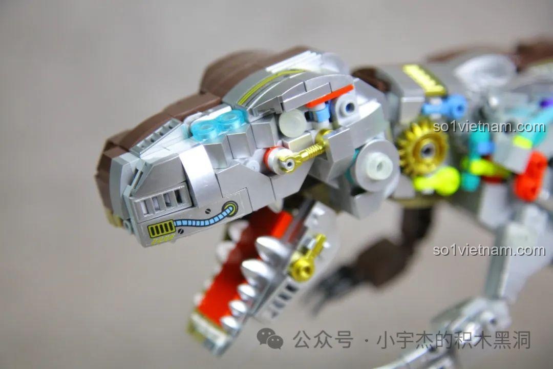 Cận cảnh phần đầu phía cơ khí của mô hình T-Rex với các chi tiết máy móc và bánh răng phức tạp.
