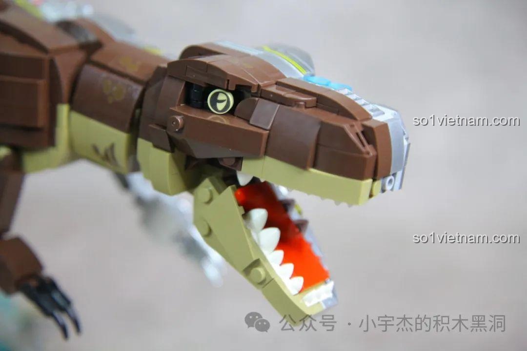 Cận cảnh phần đầu phía sinh học của mô hình T-Rex với đôi mắt và hàm răng sắc nhọn.