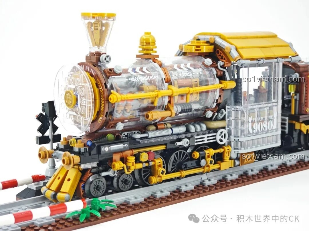 Ảnh chụp cận cảnh phần đầu tàu của mô hình ZHEGAO 958016, làm nổi bật các chi tiết cơ khí và động cơ trong suốt.