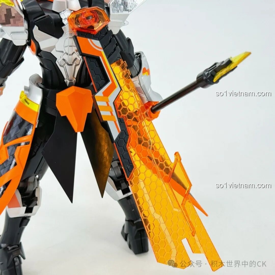 Cận cảnh đầu thương, vũ khí của mô hình Robot Triệu Vân Keeppley 78032, với các chi tiết cam đen sắc nhọn.