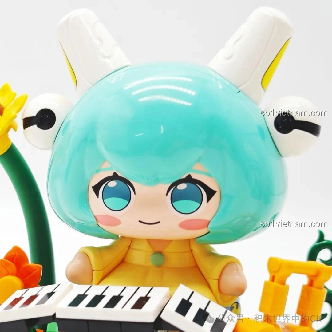 Cận cảnh chi tiết đế và chiếc xe đẩy nhỏ của Thái Văn Cơ trong bộ lắp ghép Keeppley K21108, với các chi tiết hoa lá, nấm được làm rất tinh xảo, tạo nên một khu vườn sống động.