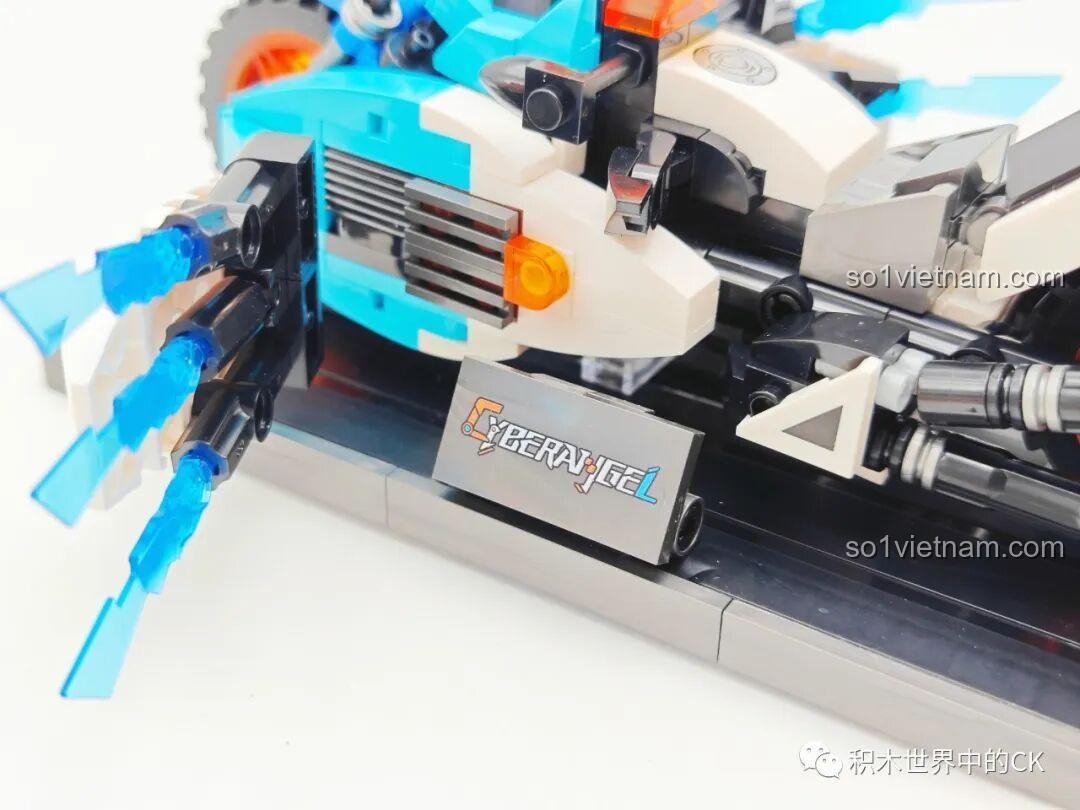 Cận cảnh đế trưng bày của bộ lắp ráp Chiến xa Cyberangel JIESTAR với logo 'CYBERANGEL' được in sắc nét.