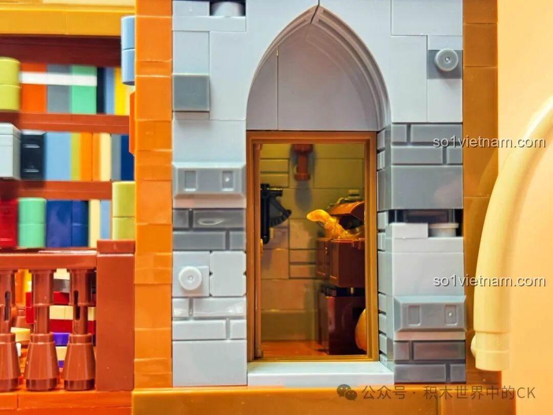 Cận cảnh nội thất tầng hai của JIESTAR 57016 Thư viện Châu Âu với đèn LED sáng rực.