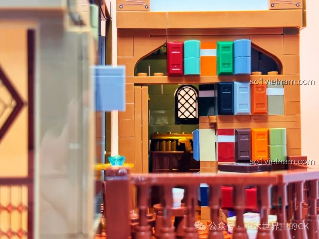 Cận cảnh nội thất tầng trệt của JIESTAR 57016 Thư viện Châu Âu với đèn LED sáng rực.