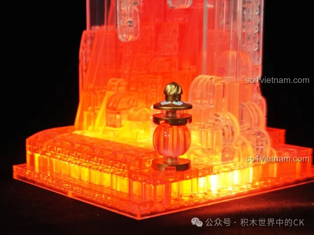 Cận cảnh chi tiết đèn lồng nhỏ ở chân đế của Vọng nguyệt lâu EMUE giá bình dân, thể hiện sự tỉ mỉ trong thiết kế.