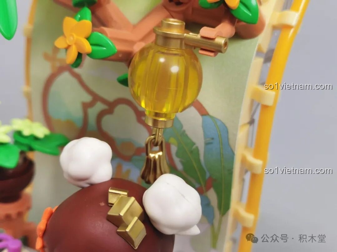 Cận cảnh chi tiết đèn lồng màu vàng trong suốt, treo trên cành cây của bộ TOP TOY Nanci mùa Thu.