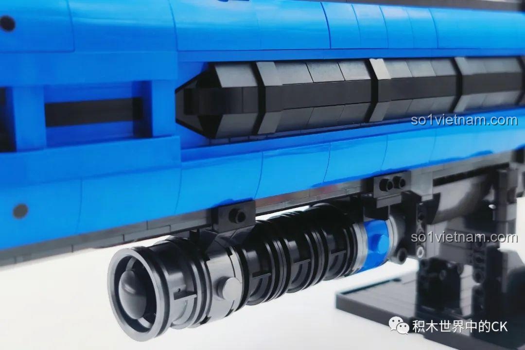 Cận cảnh chi tiết đèn pin được gắn dưới nòng súng của mô hình JIESTAR 58023, sử dụng các mảnh tròn để tạo hình.