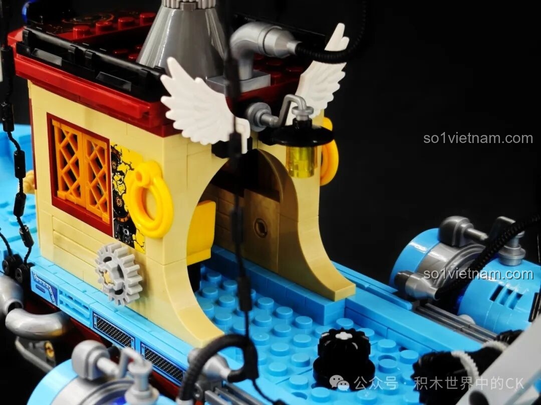 Cận cảnh động cơ đẩy của Tàu bay cơ khí Steampunk ZHEGAO 958015, sử dụng các chi tiết trong suốt màu xanh.