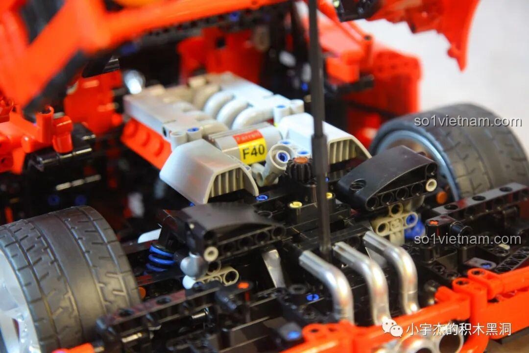 Cận cảnh chi tiết khối động cơ V8 và hệ thống ống xả của xe CBOX X001 khi nắp capo sau được chống lên.