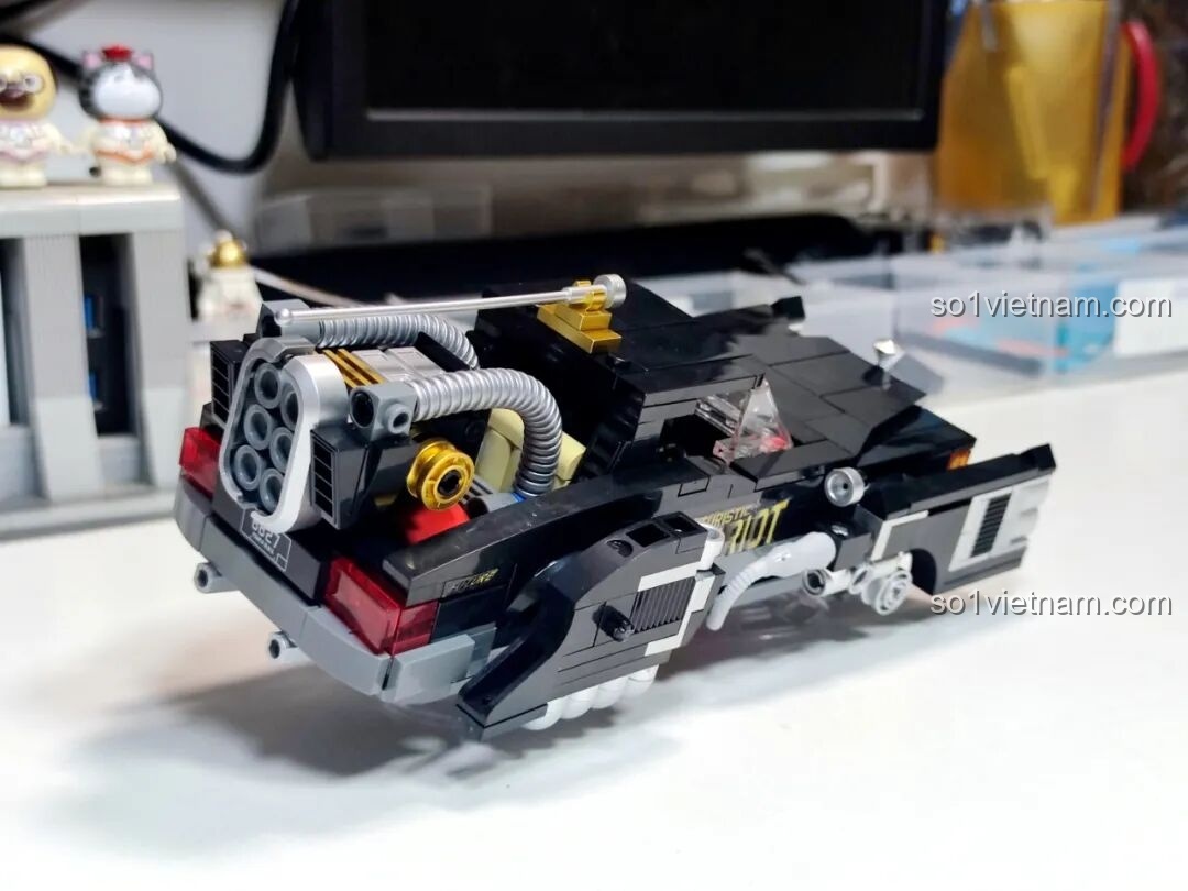 Cận cảnh chi tiết phần động cơ và các đường ống phức tạp ở phía sau xe bay Pinbo PB8827.