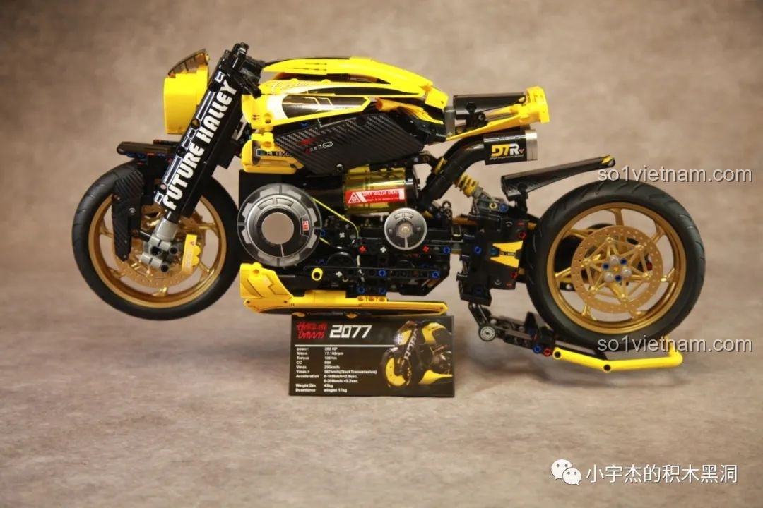 Cận cảnh khối động cơ V12 của K-box 10520, một trong những điểm nhấn cơ khí ấn tượng nhất của bộ lắp ráp.