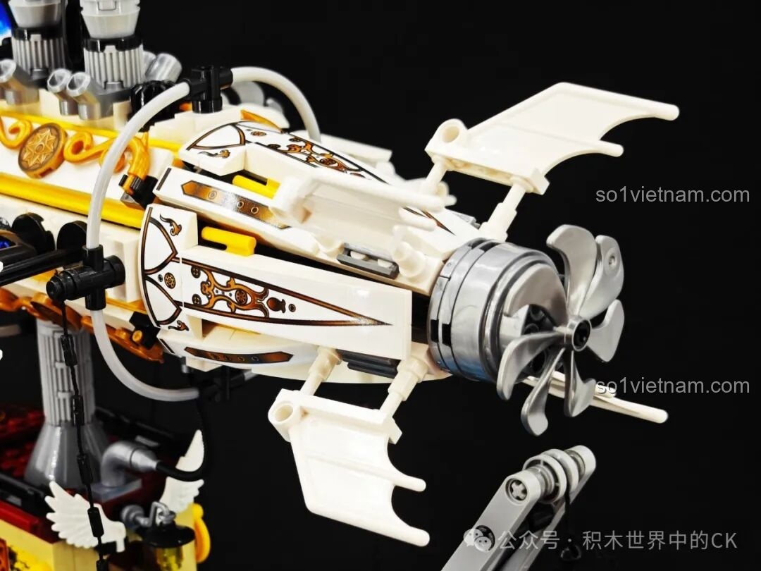 Cận cảnh phần đuôi của khinh khí cầu ZHEGAO 958015 với cánh quạt và các cánh nhỏ điều hướng.