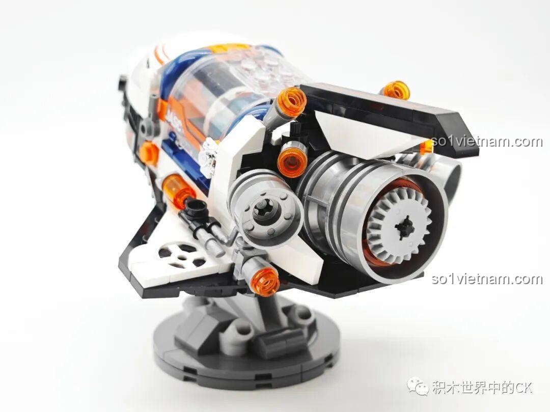 Cận cảnh phần đuôi và các động cơ phản lực của mô hình tàu con thoi JAKI JK8507, thể hiện sự phức tạp.