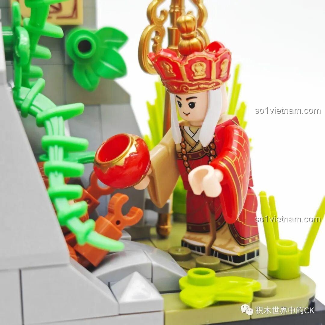 Cận cảnh Đường Tăng đang đưa bát cho Tôn Ngộ Không, một khoảnh khắc ấm áp trong bộ lắp ráp CQQ10014.