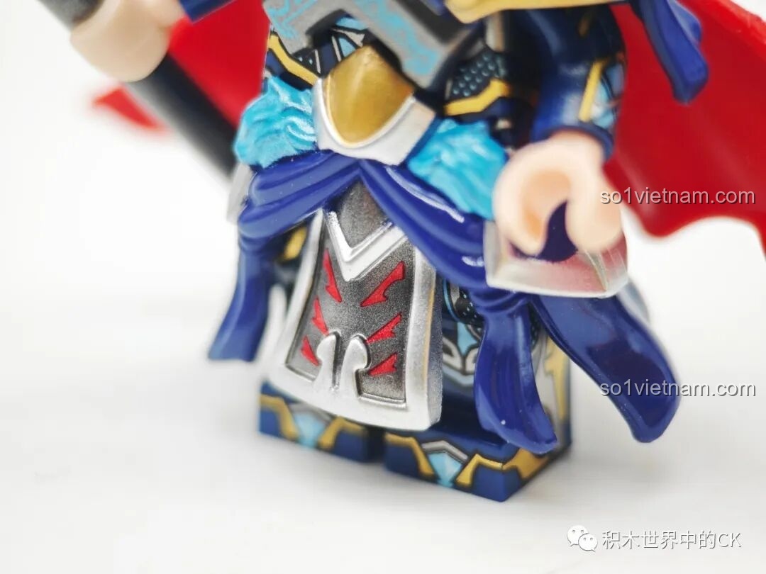 Ảnh chụp cận cảnh phần giáp bụng của minifigure Mã Siêu với các họa tiết màu đỏ nổi bật.