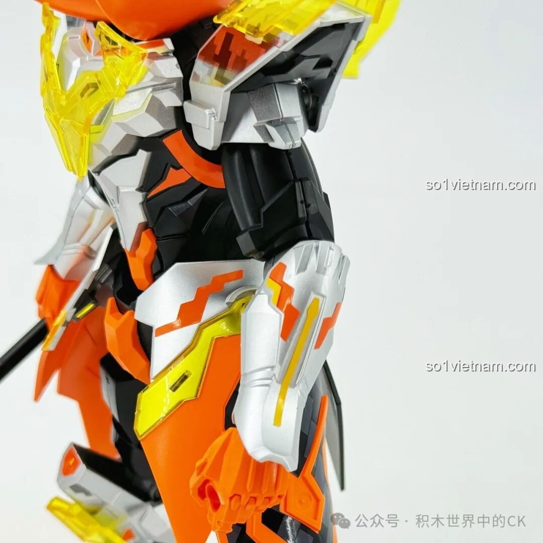 Cận cảnh phần giáp chân của mô hình Robot Triệu Vân Keeppley 78032, với họa tiết carbon và màu cam nổi bật.